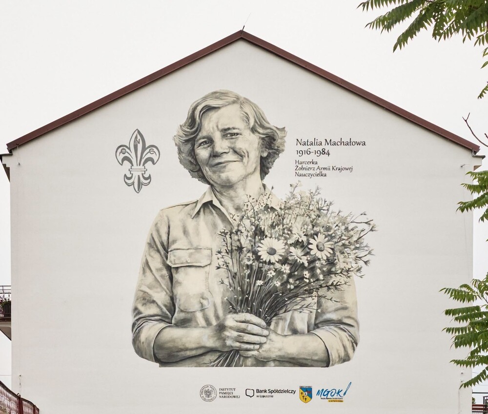 Mural z wizerunkiem dh. Natalii Machałowej, znajdujący się na budynku Miejsko-Gminnego Ośrodka Kultury w Łopusznie. Fot. Miejsko-Gminny Ośrodek Kultury w Łopusznie