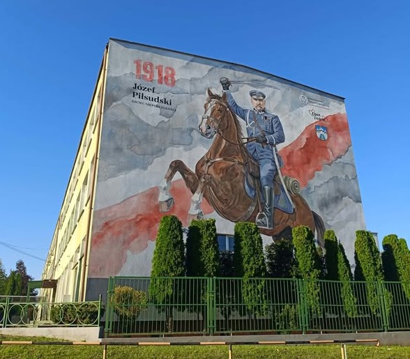 Mural na Publicznej Szkole Podstawowej nr 9 im. Marszałka Józefa Piłsudskiego w Ostrowcu Świętokrzyskim. Fot. Fundacja Open Hearts