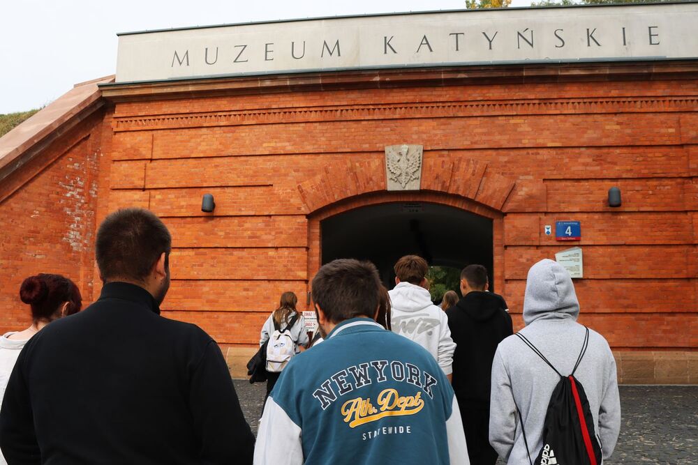 Wizyta świętokrzyskiej młodzieży z Ochotniczych Hufców Pracy w Muzeum Katyńskim w Warszawie. Fot. Dorota Klusek/ IPN Kielce