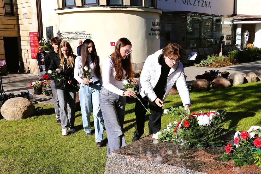 Wycieczka młodzieży z Powiatowego Zespołu Szkół w Łopusznie do parafii św. Stanisława Kostki w Warszawie, gdzie znajduje się Muzeum bł. ks. Jerzego Popiełuszki. Fot. Dorota Klusek/ IPN Kielce