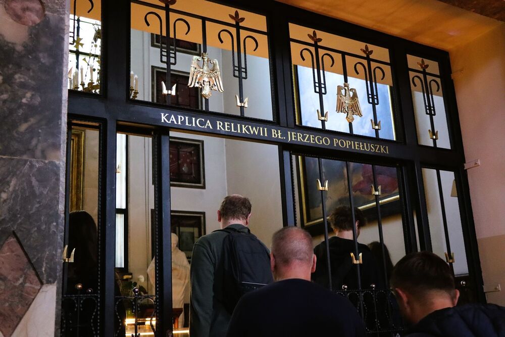 Wycieczka młodzieży z Powiatowego Zespołu Szkół w Łopusznie do parafii św. Stanisława Kostki w Warszawie, gdzie znajduje się Muzeum bł. ks. Jerzego Popiełuszki. Fot. Dorota Klusek/ IPN Kielce