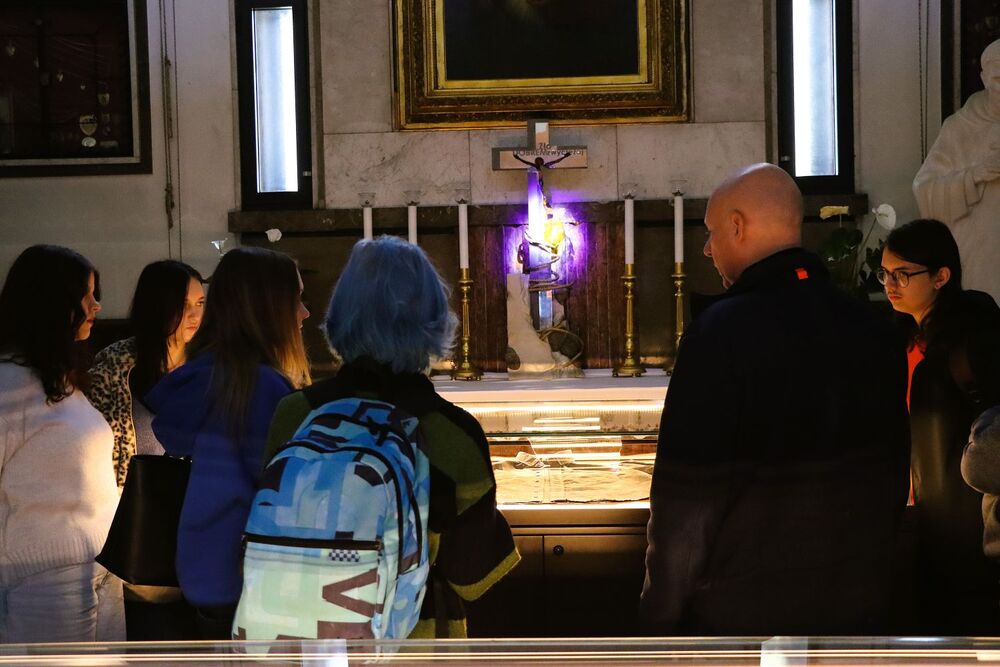 Wycieczka młodzieży z Powiatowego Zespołu Szkół w Łopusznie do parafii św. Stanisława Kostki w Warszawie, gdzie znajduje się Muzeum bł. ks. Jerzego Popiełuszki. Fot. Dorota Klusek/ IPN Kielce