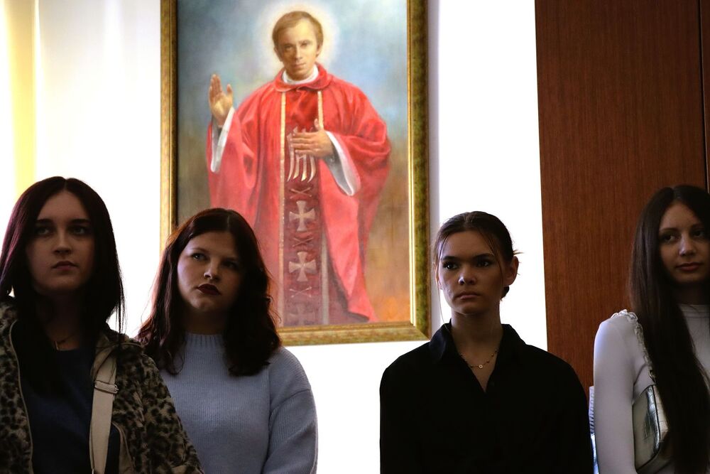 Wycieczka młodzieży z Powiatowego Zespołu Szkół w Łopusznie do parafii św. Stanisława Kostki w Warszawie, gdzie znajduje się Muzeum bł. ks. Jerzego Popiełuszki. Fot. Dorota Klusek/ IPN Kielce