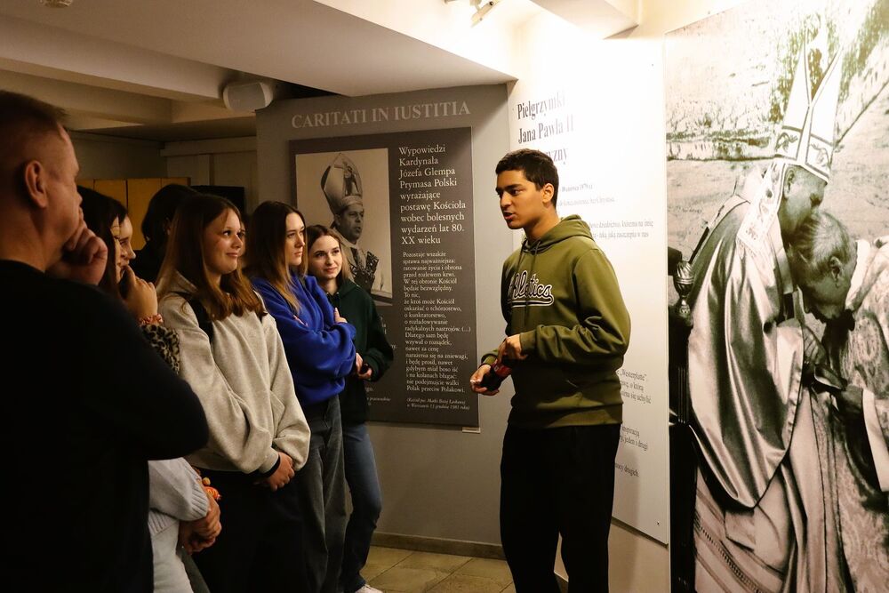 Wycieczka młodzieży z Powiatowego Zespołu Szkół w Łopusznie do parafii św. Stanisława Kostki w Warszawie, gdzie znajduje się Muzeum bł. ks. Jerzego Popiełuszki. Fot. Dorota Klusek/ IPN Kielce