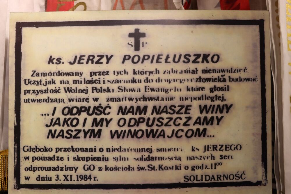 Wycieczka młodzieży z Powiatowego Zespołu Szkół w Łopusznie do parafii św. Stanisława Kostki w Warszawie, gdzie znajduje się Muzeum bł. ks. Jerzego Popiełuszki. Fot. Dorota Klusek/ IPN Kielce