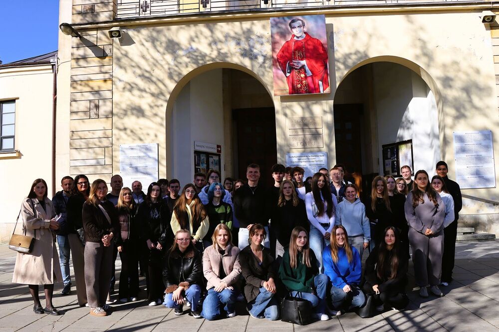 Wycieczka młodzieży z Powiatowego Zespołu Szkół w Łopusznie do parafii św. Stanisława Kostki w Warszawie, gdzie znajduje się Muzeum bł. ks. Jerzego Popiełuszki. Fot. Dorota Klusek/ IPN Kielce