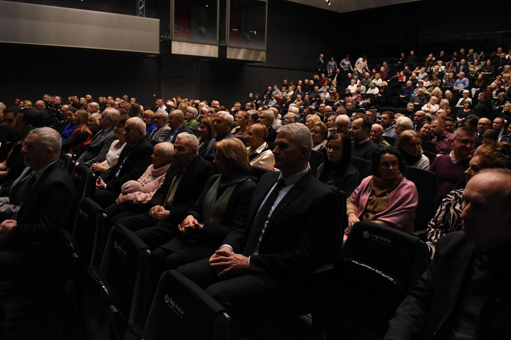 Koncert „Rzuciliśmy życie na szańce” w wykonaniu Reprezentacyjnego Zespołu Artystycznego Wojska Polskiego. Fot. Dariusz Skrzyniarz (IPN)