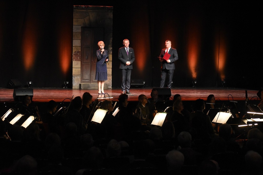 Koncert „Rzuciliśmy życie na szańce” w wykonaniu Reprezentacyjnego Zespołu Artystycznego Wojska Polskiego. Fot. Dariusz Skrzyniarz (IPN)