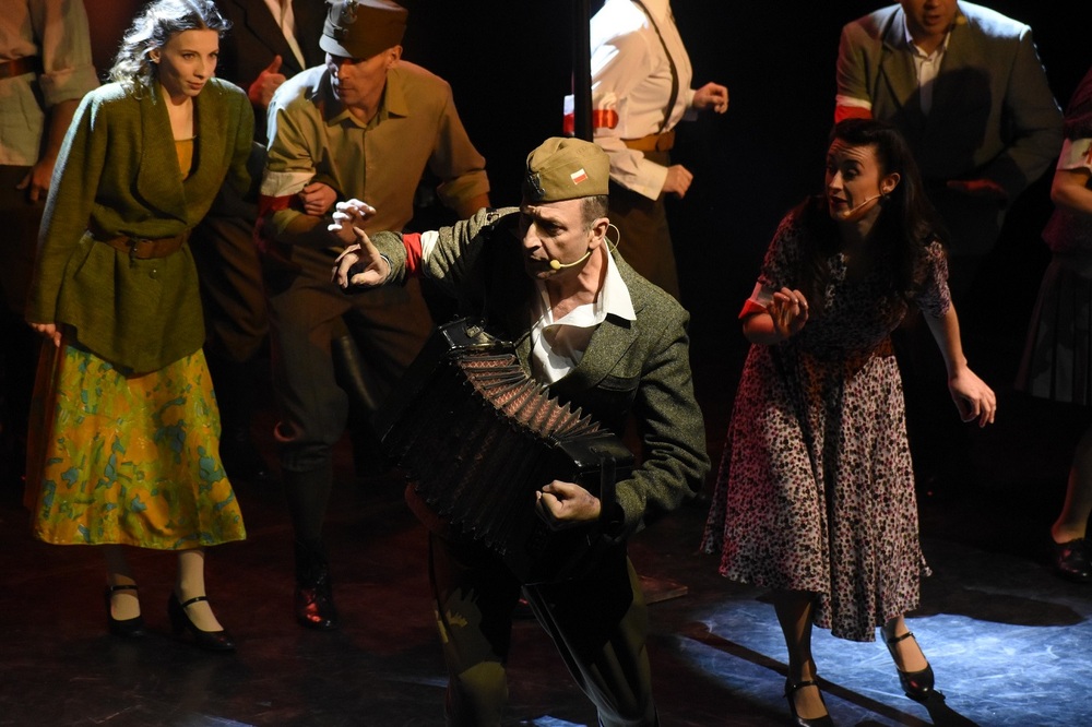 Koncert „Rzuciliśmy życie na szańce” w wykonaniu Reprezentacyjnego Zespołu Artystycznego Wojska Polskiego. Fot. Dariusz Skrzyniarz (IPN)