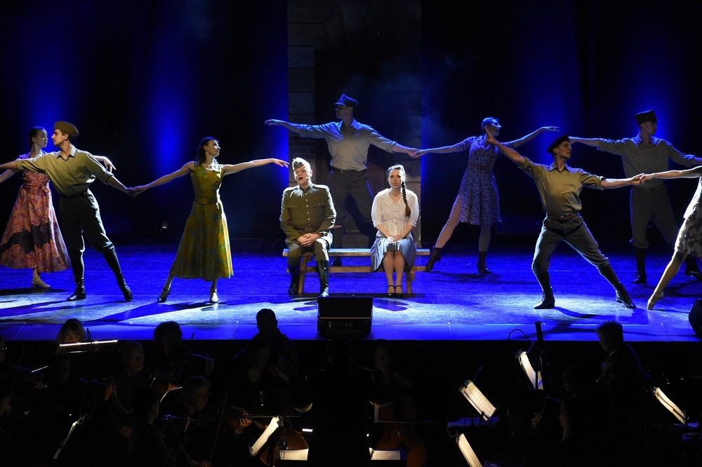 Koncert „Rzuciliśmy życie na szańce” w wykonaniu Reprezentacyjnego Zespołu Artystycznego Wojska Polskiego. Fot. Dariusz Skrzyniarz (IPN)