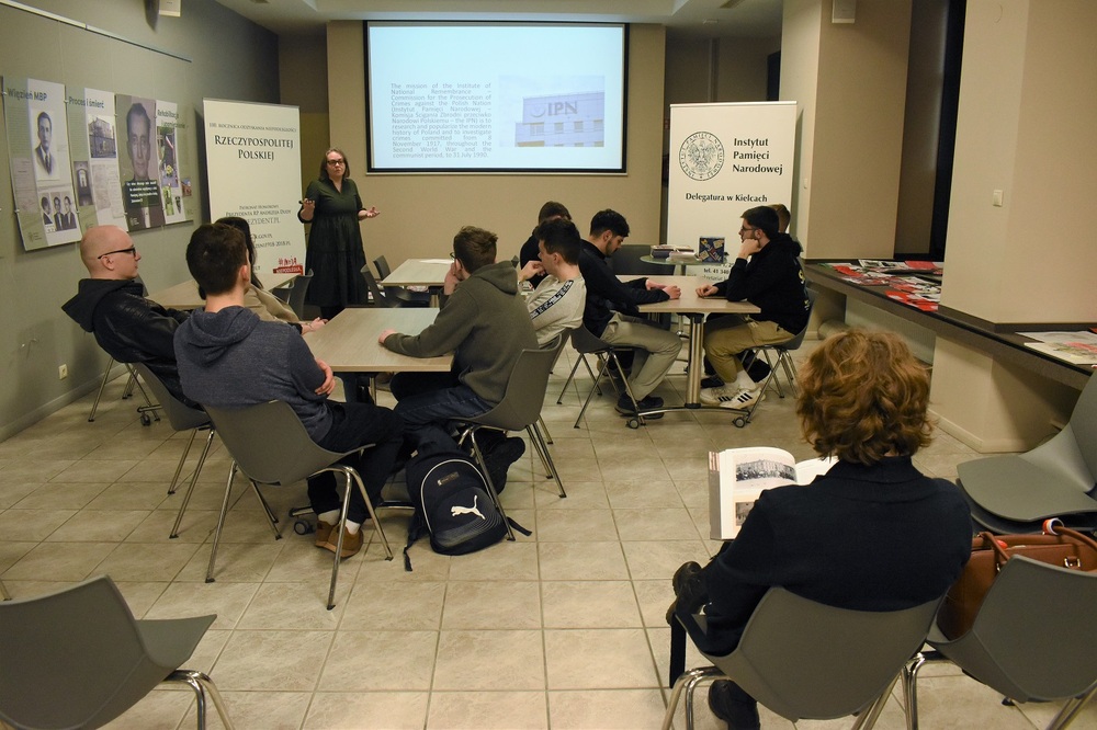 Polscy i hiszpańscy studenci na zajęciach w kieleckim „Przystanku Historia”. Fot. Dariusz Skrzyniarz