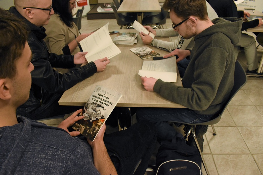 Polscy i hiszpańscy studenci na zajęciach w kieleckim „Przystanku Historia”. Fot. Dariusz Skrzyniarz