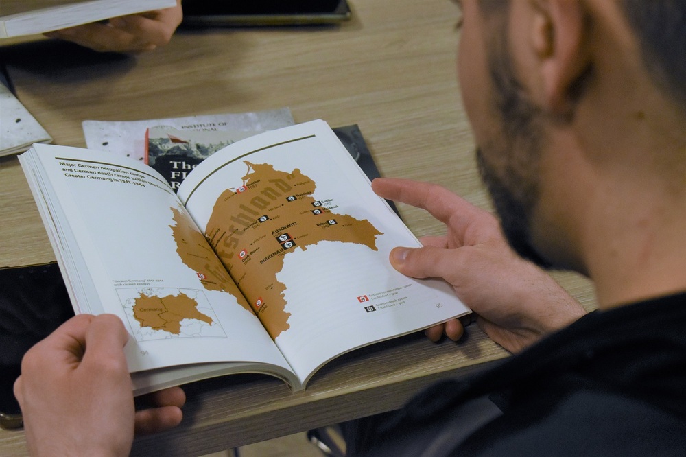 Polscy i hiszpańscy studenci na zajęciach w kieleckim „Przystanku Historia”. Fot. Dariusz Skrzyniarz