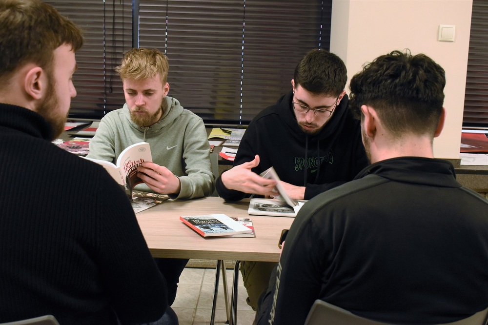 Polscy i hiszpańscy studenci na zajęciach w kieleckim „Przystanku Historia”. Fot. Dariusz Skrzyniarz