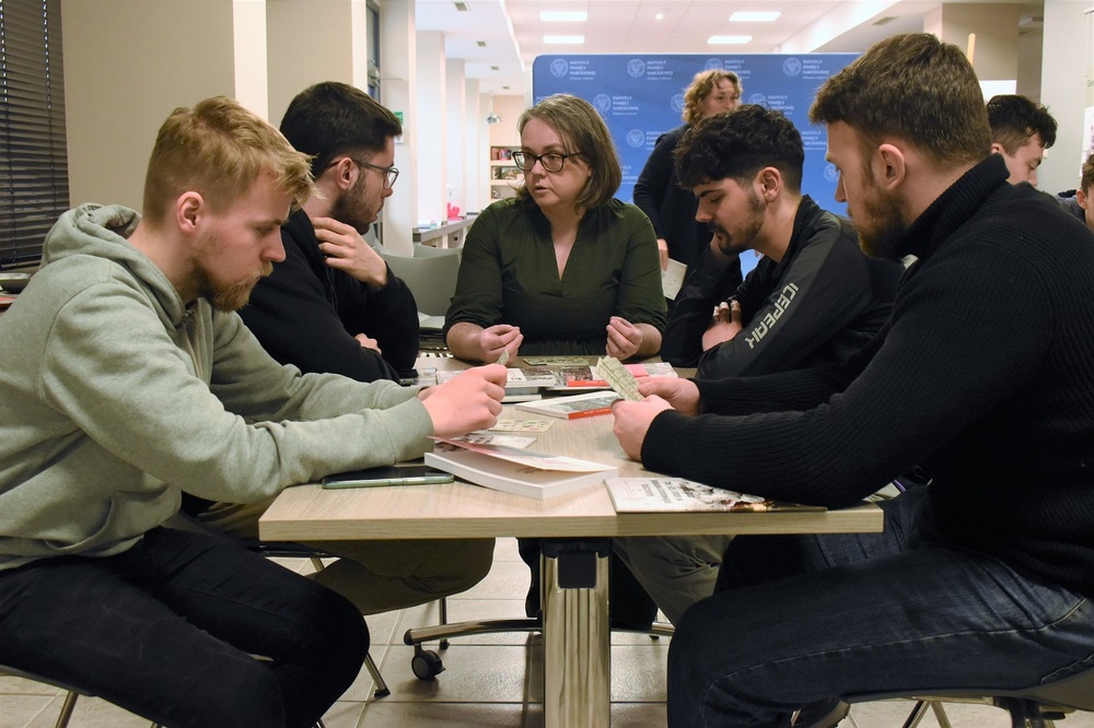 Polscy i hiszpańscy studenci na zajęciach w kieleckim „Przystanku Historia”. Fot. Dariusz Skrzyniarz