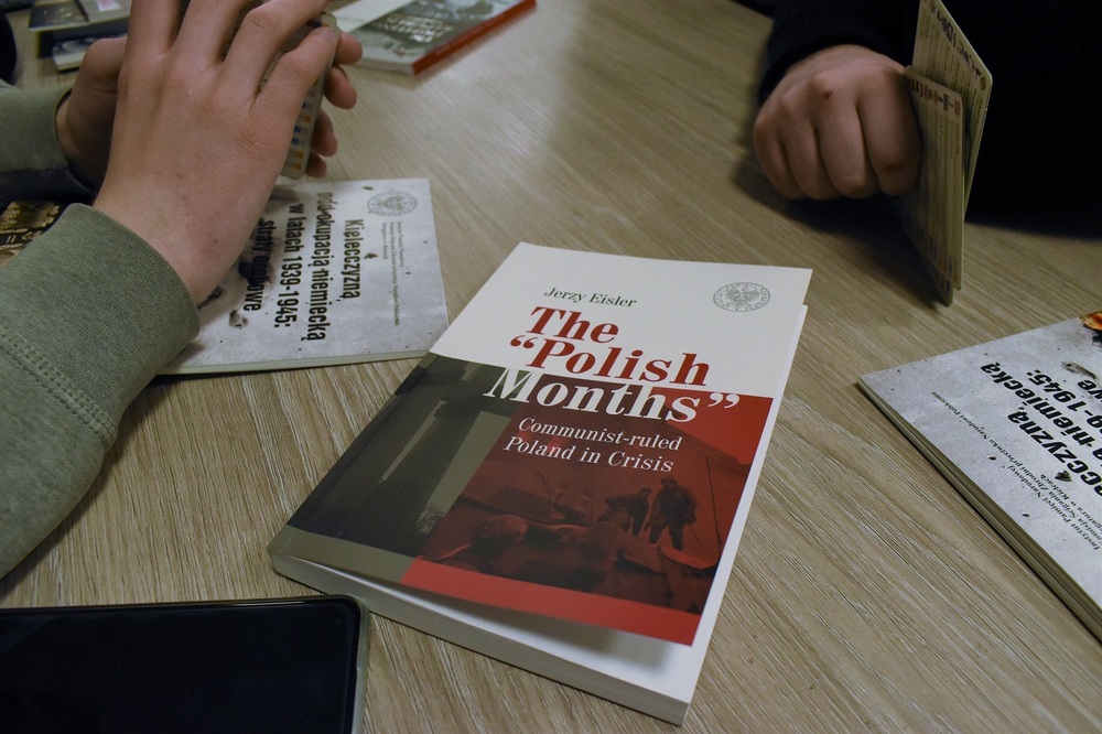 Polscy i hiszpańscy studenci na zajęciach w kieleckim „Przystanku Historia”. Fot. Dariusz Skrzyniarz