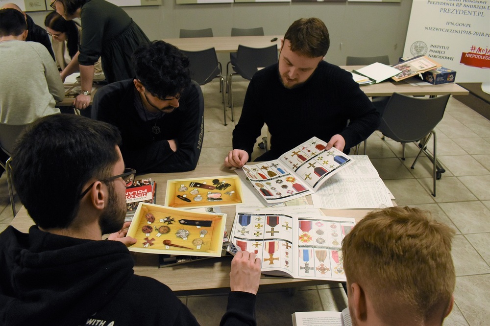 Polscy i hiszpańscy studenci na zajęciach w kieleckim „Przystanku Historia”. Fot. Dariusz Skrzyniarz