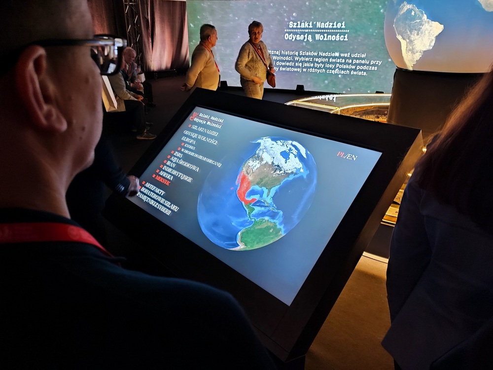 Grupa dorosłych ze świętokrzyskiego na Kongresie Pamięci Narodowej. Warszawa 15 kwietnia 2023 r.