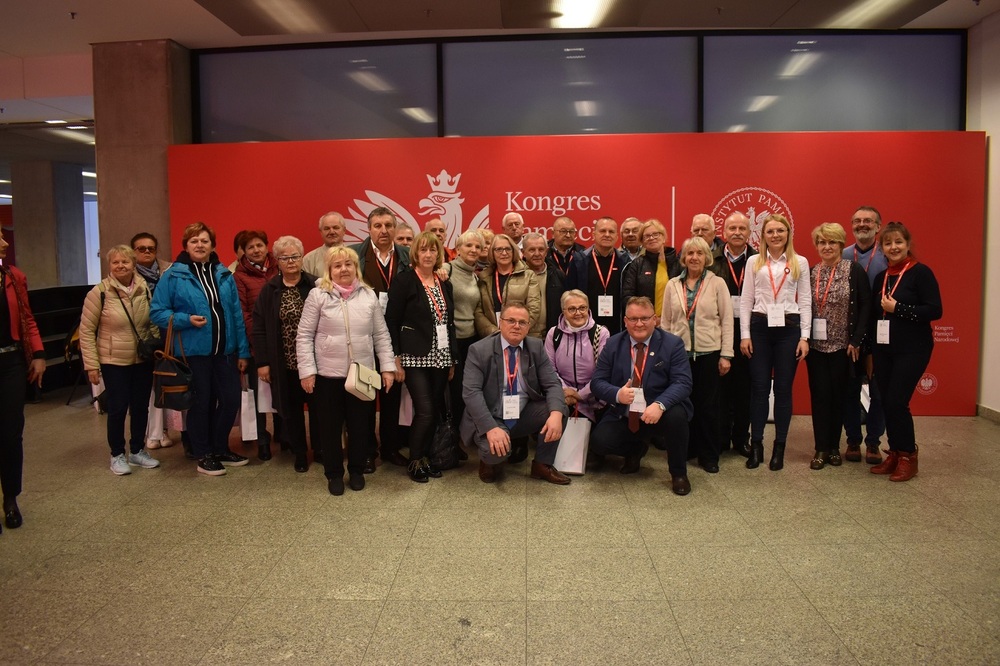 Grupa dorosłych ze świętokrzyskiego na Kongresie Pamięci Narodowej. Warszawa 15 kwietnia 2023 r.