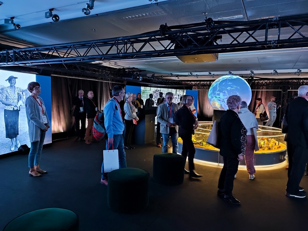 Grupa dorosłych ze świętokrzyskiego na Kongresie Pamięci Narodowej. Warszawa 15 kwietnia 2023 r.