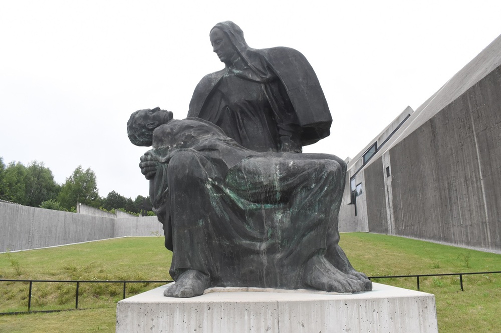 "Pieta Michniowska". Pacyfikacja Michniowa jest symbolem martyrologii wsi. Fot. Dariusz Skrzyniarz (IPN)