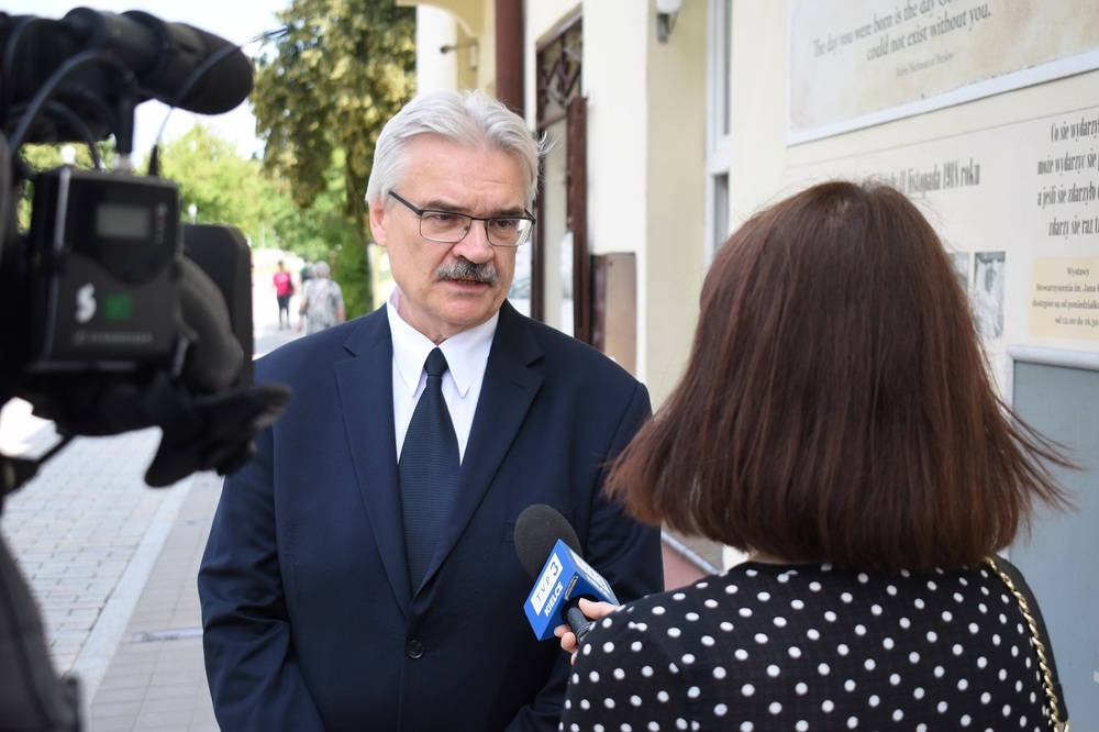 Rozmowy w radiu i telewizji na temat pogromu Żydów w Kielcach. Fot. Dariusz Skrzyniarz (IPN)