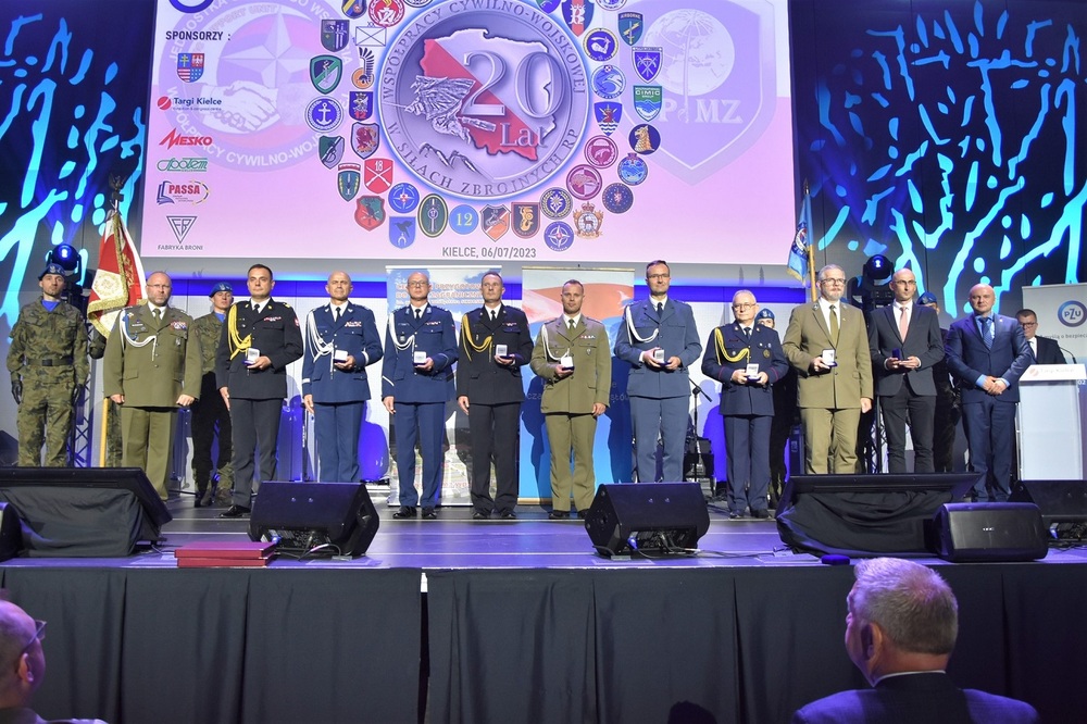 Delegatura IPN w Kielcach wyróżniona za współpracę z wojskiem. Fot. CPdMZ