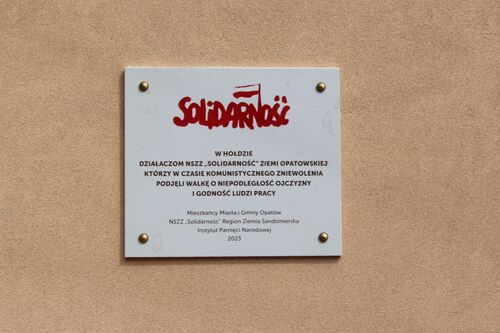 Odsłonięcie tablicy upamiętniającej działaczy „Solidarności” w Opatowie. Fot. Jakub Ryba (IPN)
