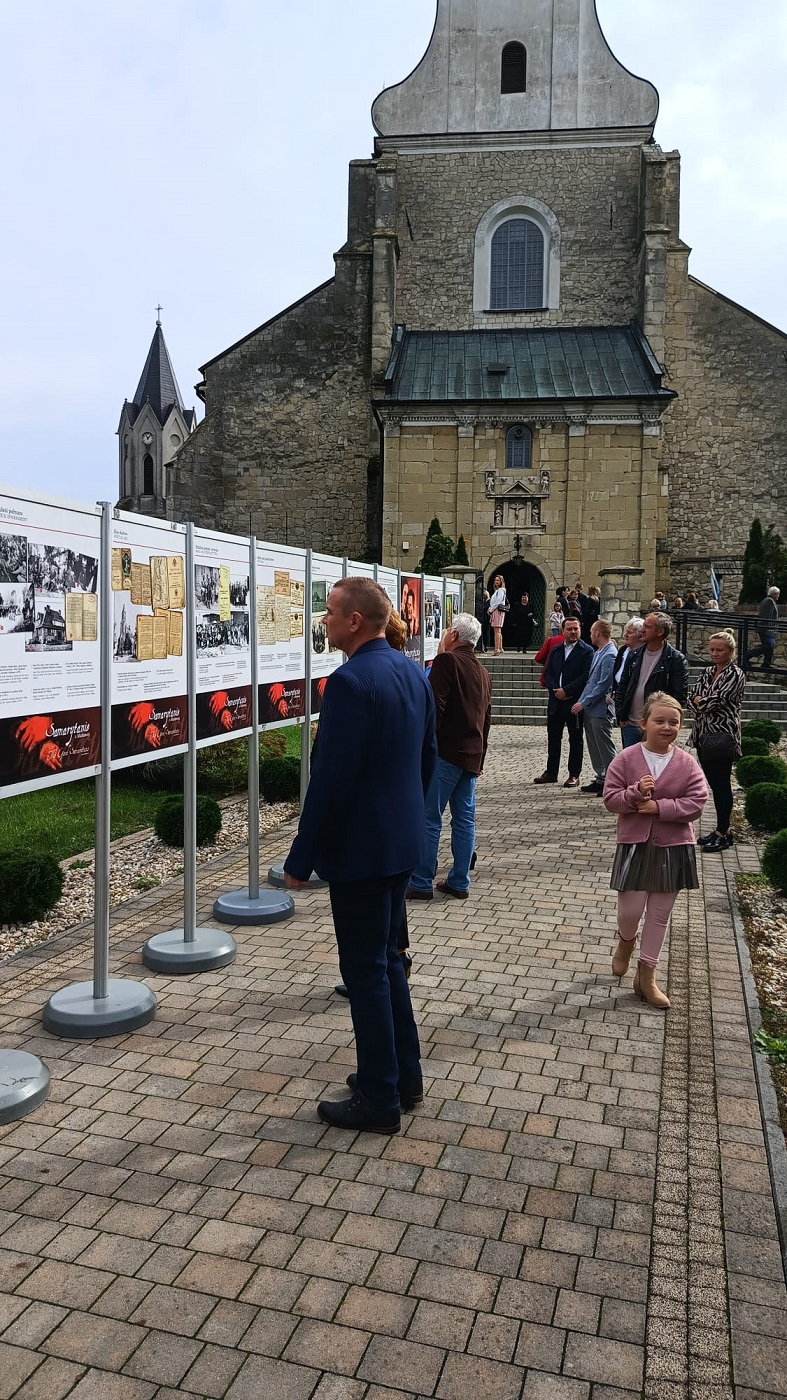 Skalbmierz. Prezentacja wystawy „Samarytanie z Markowej. Ulmowie – Polacy zamordowani przez Niemców za pomoc Żydom”