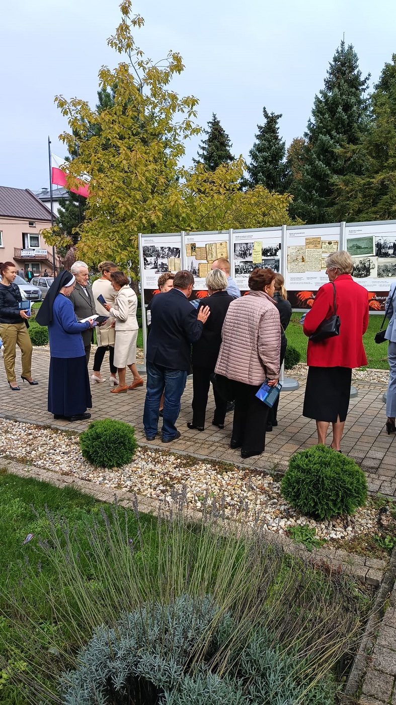Skalbmierz. Prezentacja wystawy „Samarytanie z Markowej. Ulmowie – Polacy zamordowani przez Niemców za pomoc Żydom”