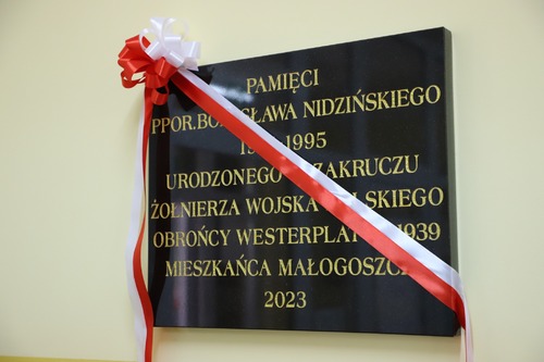 Odsłonięcie tablicy poświęconej Bolesławowi Nidzińskiemu – Małogoszcz, 27 października 2023 r. Fot. UM Małogoszcz