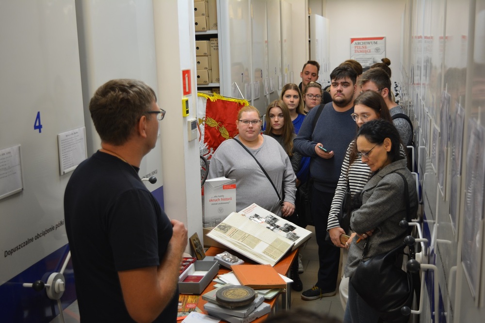 Studenci na lekcji archiwalnej w kieleckiej Delegaturze IPN