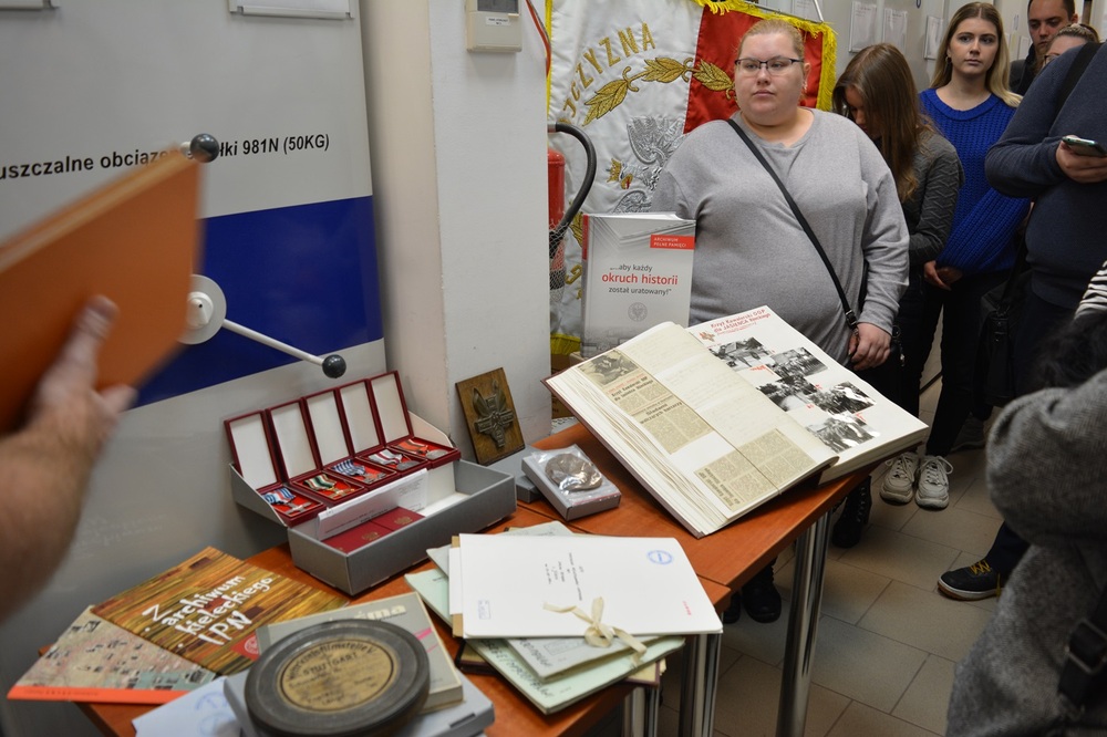Studenci na lekcji archiwalnej w kieleckiej Delegaturze IPN