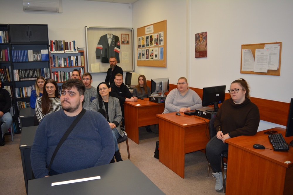 Studenci na lekcji archiwalnej w kieleckiej Delegaturze IPN