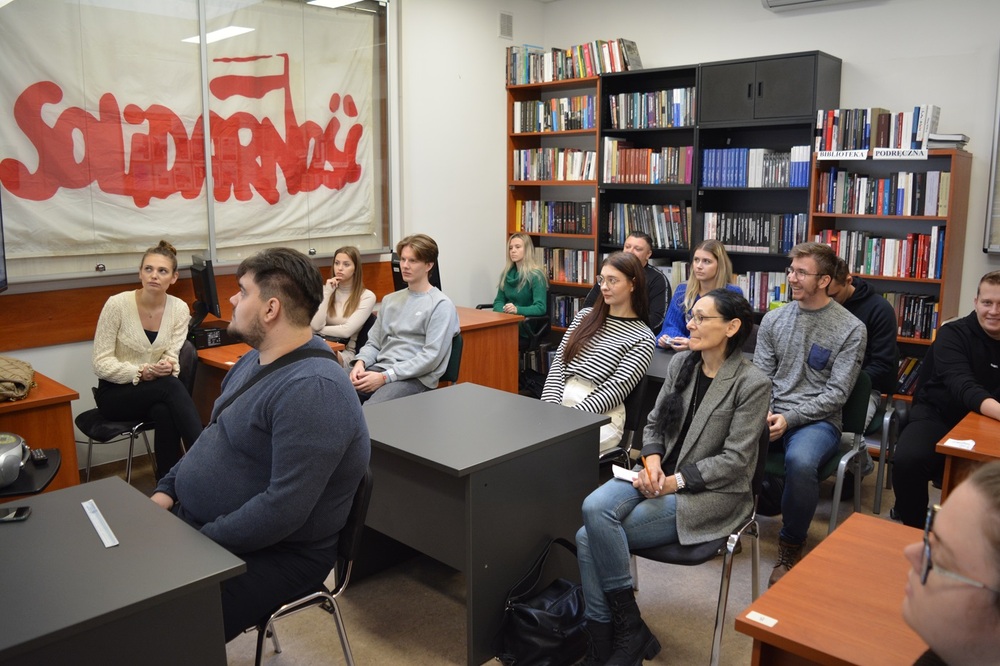 Studenci na lekcji archiwalnej w kieleckiej Delegaturze IPN
