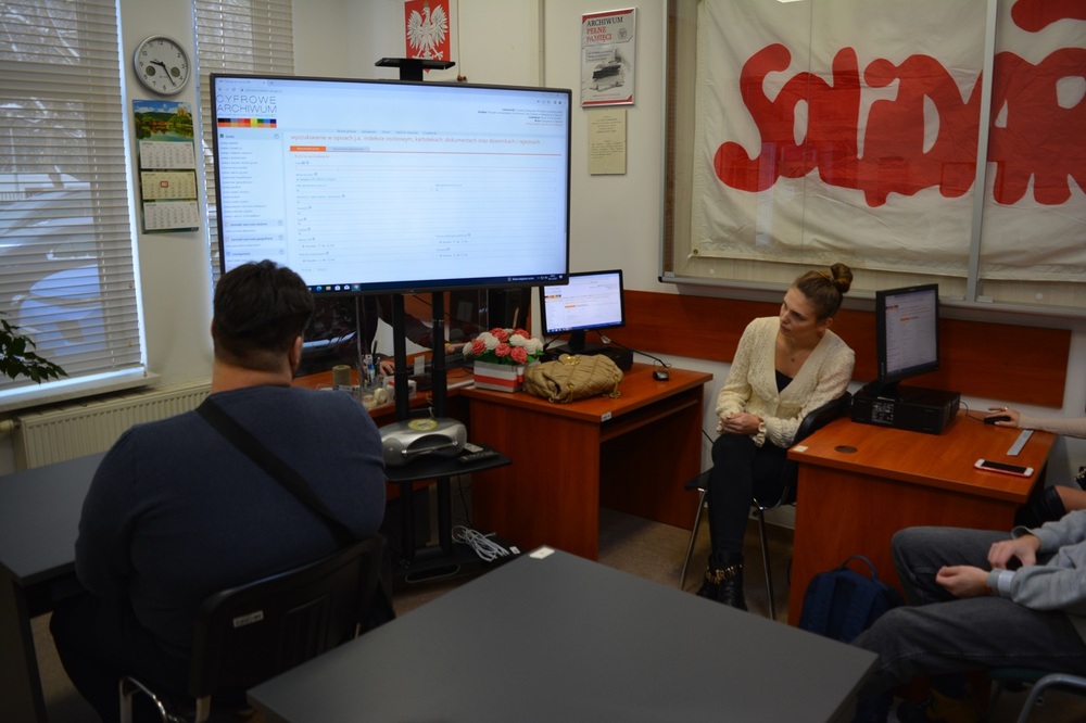 Studenci na lekcji archiwalnej w kieleckiej Delegaturze IPN