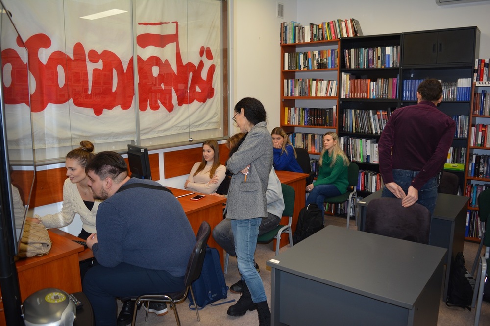 Studenci na lekcji archiwalnej w kieleckiej Delegaturze IPN