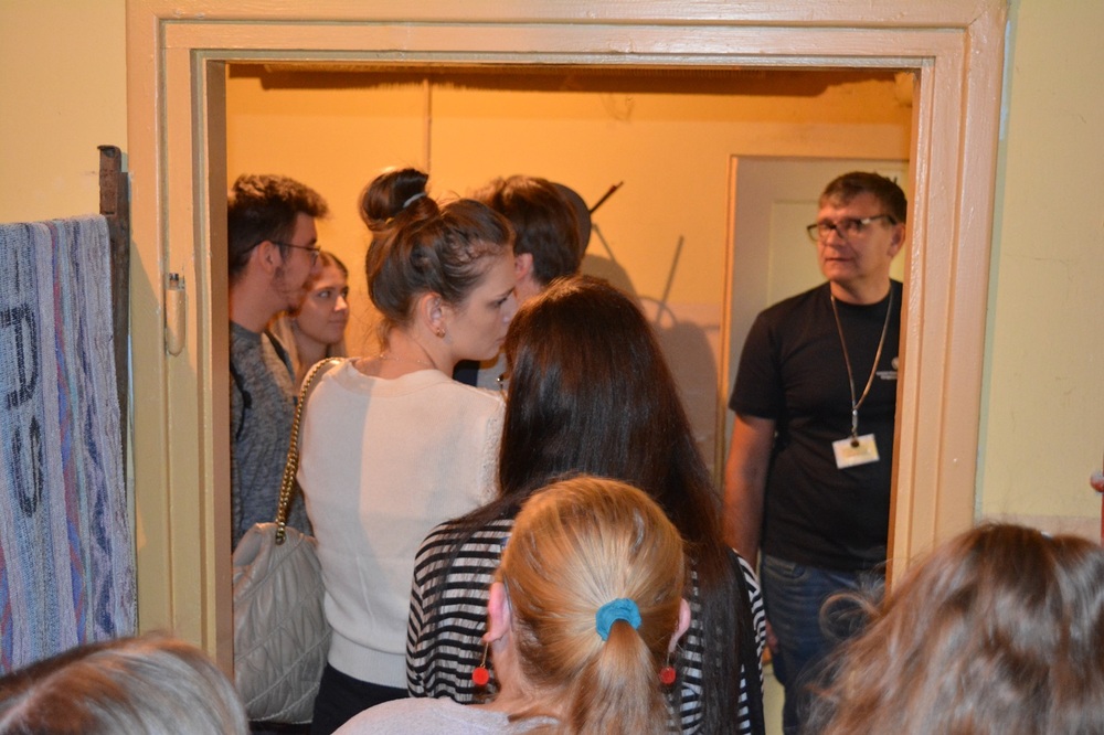 Studenci na lekcji archiwalnej w kieleckiej Delegaturze IPN