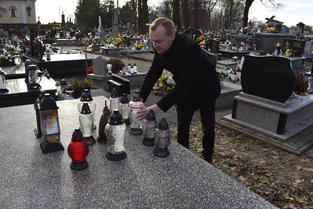 Kwiaty i znicze na grobie ofiary szczecińskiego Grudnia ’70 – Kiełczyna, 19 grudnia 2023 r