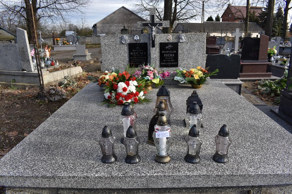 Kwiaty i znicze na grobie ofiary szczecińskiego Grudnia ’70 – Kiełczyna, 19 grudnia 2023 r