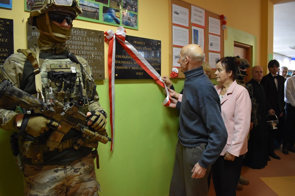 Odsłonięcie tablicy poświęconej westerplatczykowi Janowi Zdebowi – Kozłów, 10 stycznia 2024. Fot. Dariusz Skrzyniarz