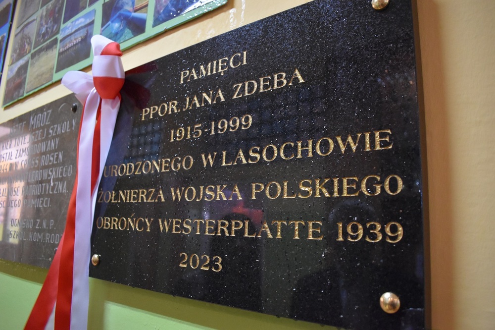 Odsłonięcie tablicy poświęconej westerplatczykowi Janowi Zdebowi – Kozłów, 10 stycznia 2024. Fot. Dariusz Skrzyniarz