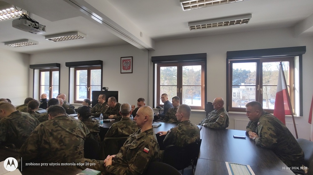 Wykład historyka Delegatury IPN w Kielcach na szkoleniu dla żołnierzy. Fot. kpt. Bartłomiej Zaręba