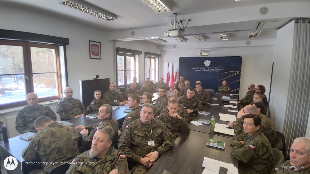 Wykład historyka Delegatury IPN w Kielcach na szkoleniu dla żołnierzy. Fot. kpt. Bartłomiej Zaręba