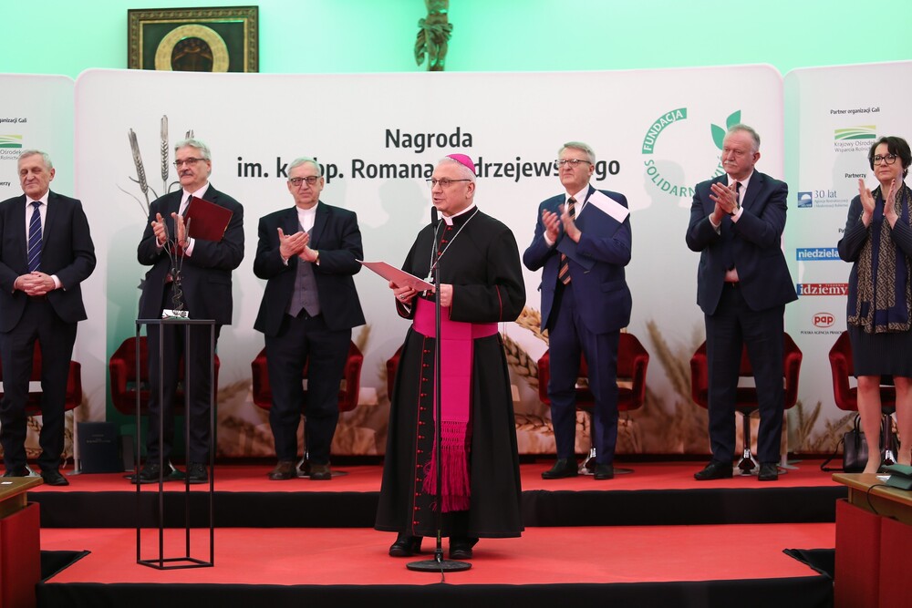 Włoszczowska szkoła wyróżniona Nagrodą im. ks. bp. Romana Andrzejewskiego za rok 2023. Fot. episkopat.pl