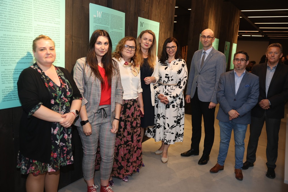 Studencka konferencja „Wieś polska podczas II wojny światowej”. Fot. Mauzoleum w Michniowie