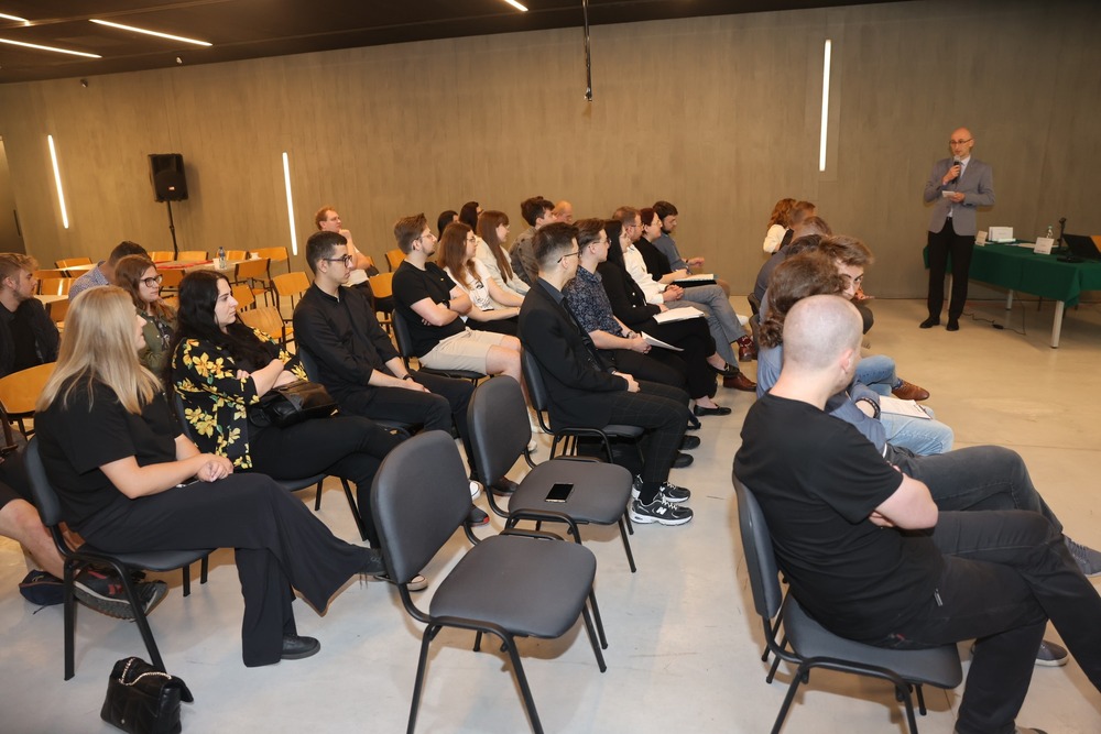 Studencka konferencja „Wieś polska podczas II wojny światowej”. Fot. Mauzoleum w Michniowie