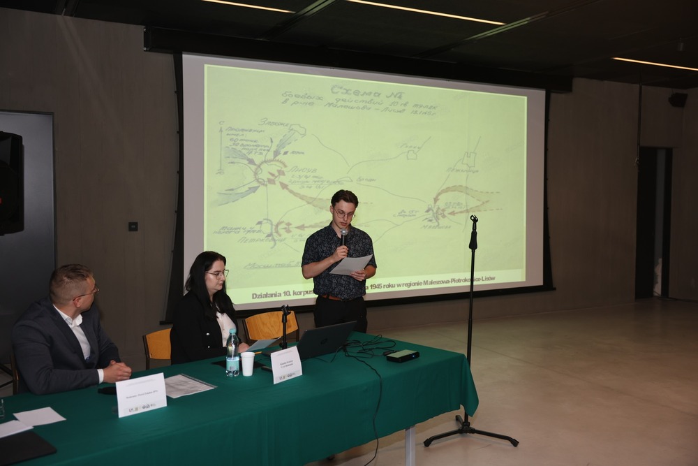 Studencka konferencja „Wieś polska podczas II wojny światowej”. Fot. Mauzoleum w Michniowie