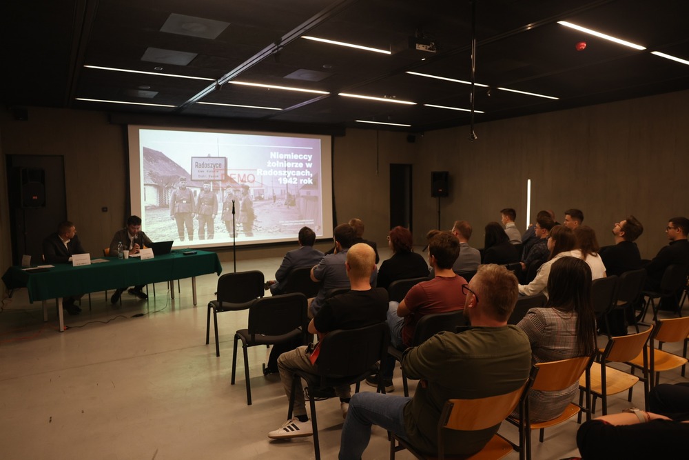 Studencka konferencja „Wieś polska podczas II wojny światowej”. Fot. Mauzoleum w Michniowie