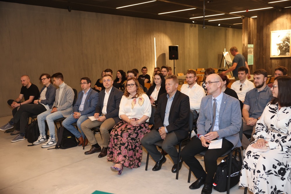 Studencka konferencja „Wieś polska podczas II wojny światowej”. Fot. Mauzoleum w Michniowie